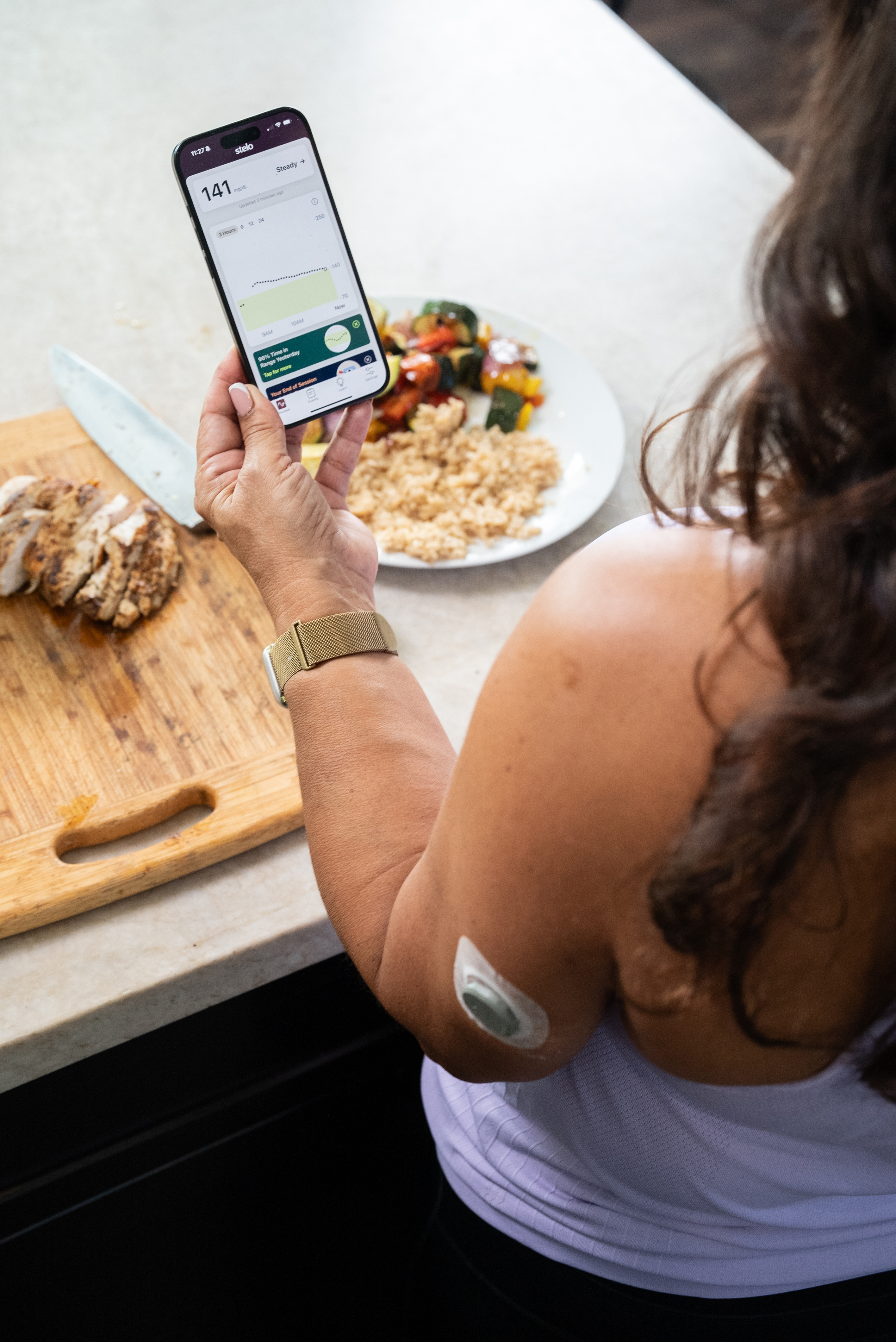 woman-checking-stelo-app-eating