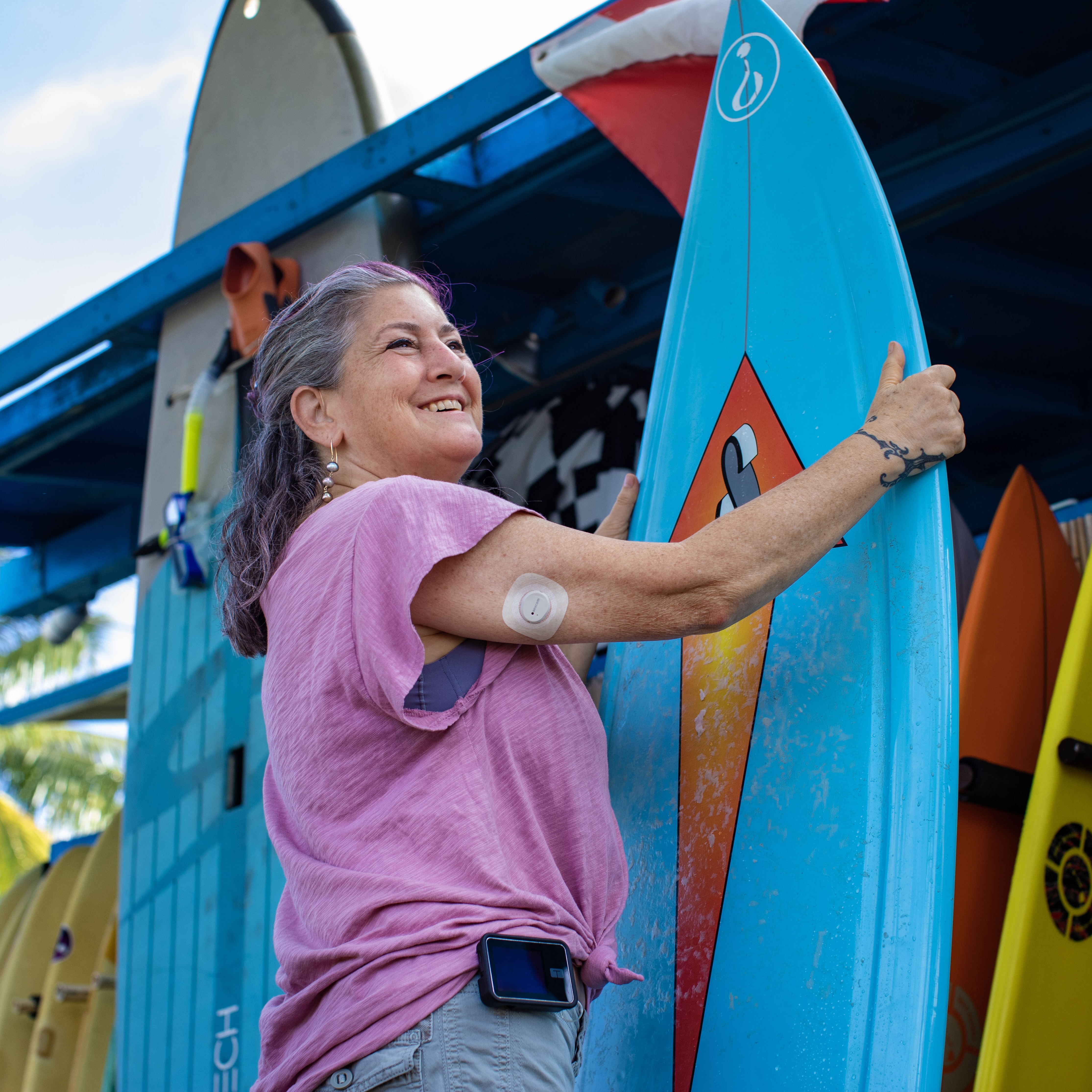 dexcom-g7-woman-with-surfboards