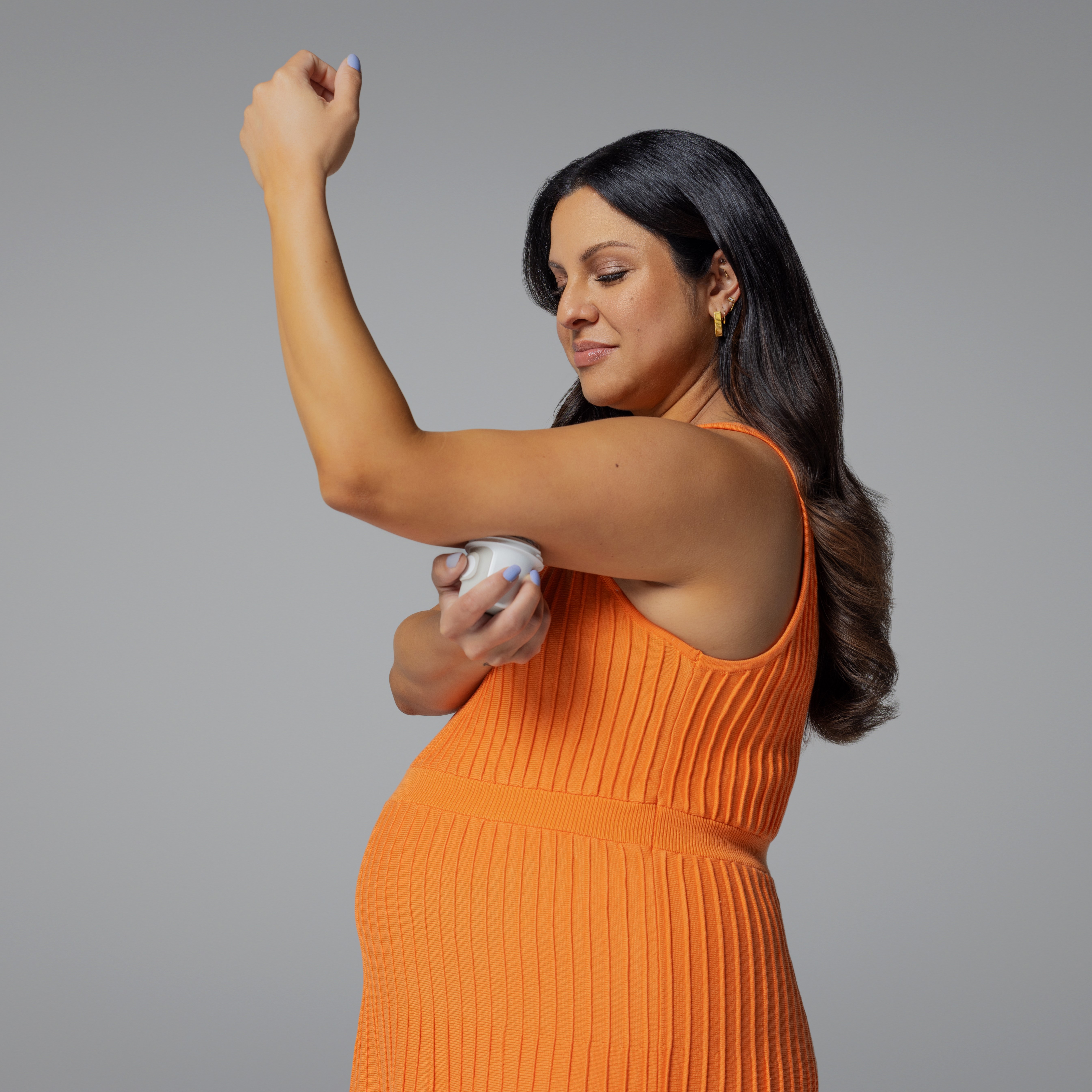 pregnant-woman-applying-sensor